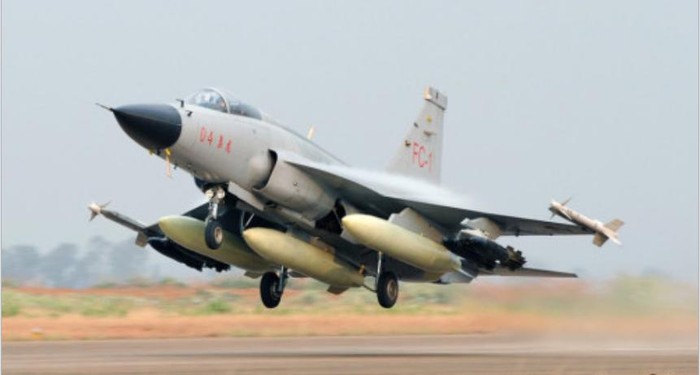 Máy bay chiến đấu hạng nhẹ FC-1 Kiêu Long (JF-17 Thunder) do Trung Quốc-Pakistan hợp tác sản xuất.